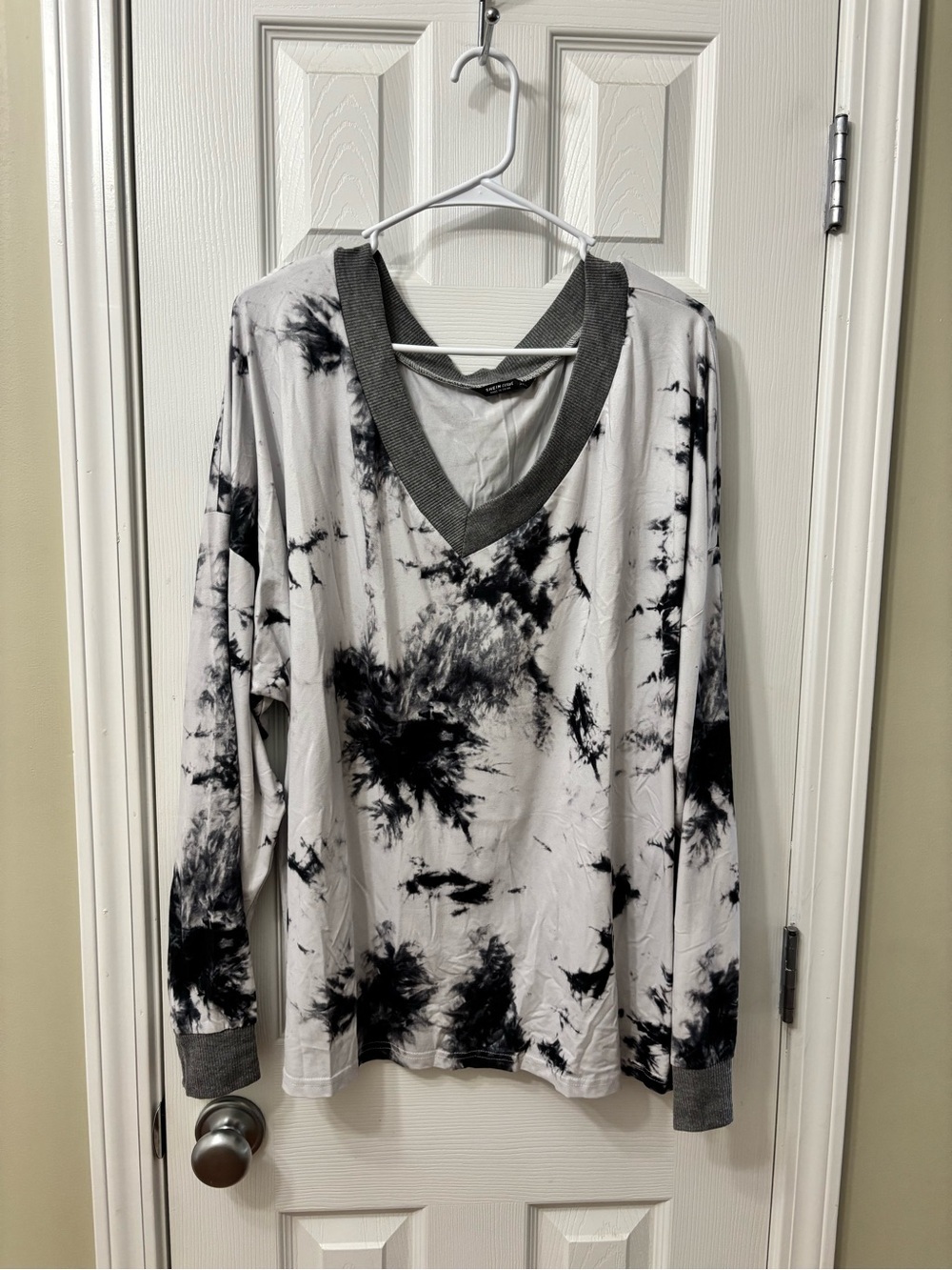 SHEIN Curve Tie Dye V-Neck Long Sleeve Pullover Top Black White Plus Size 3XL - Picture 2 of 6